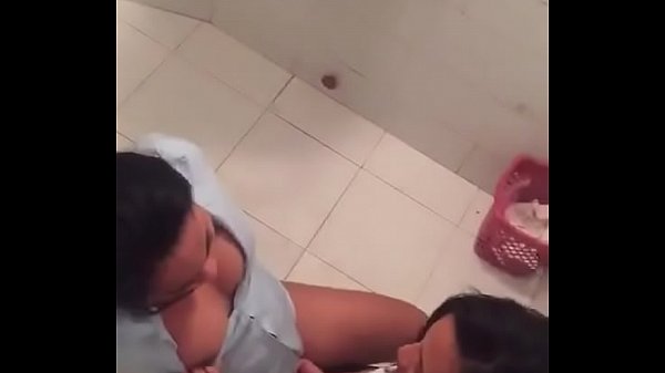 Dominicana lesviana en el baño publico