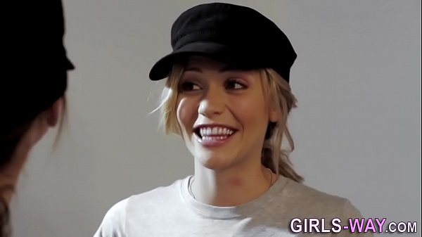 Les domina strapon fucks